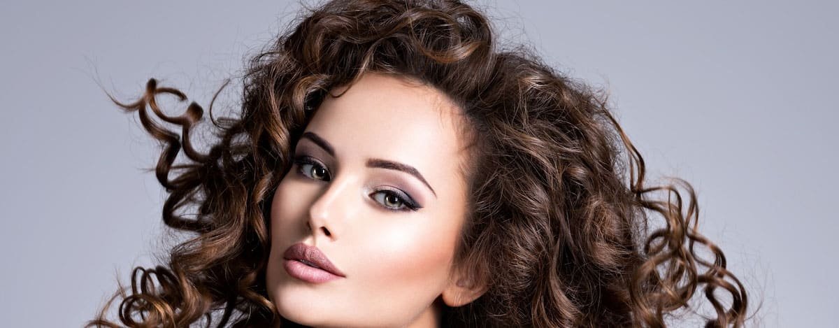 Imagem de uma mulher com cabelo encaracolado