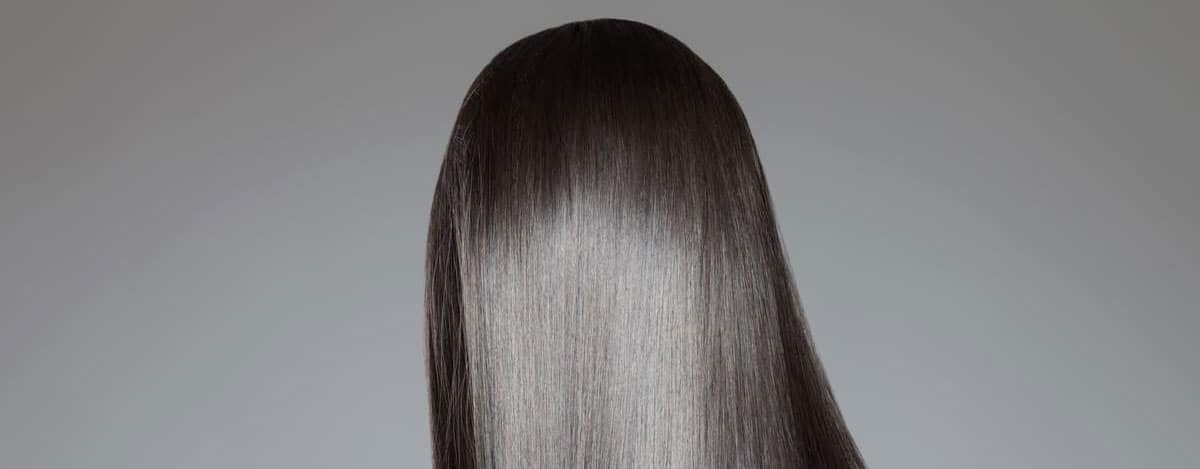 Imagem de uma menina com o cabelo alisado