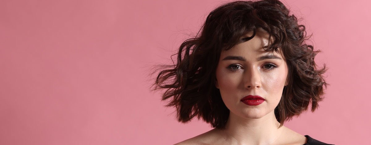 Imagem de uma mulher com um corte de cabelo gatinho.