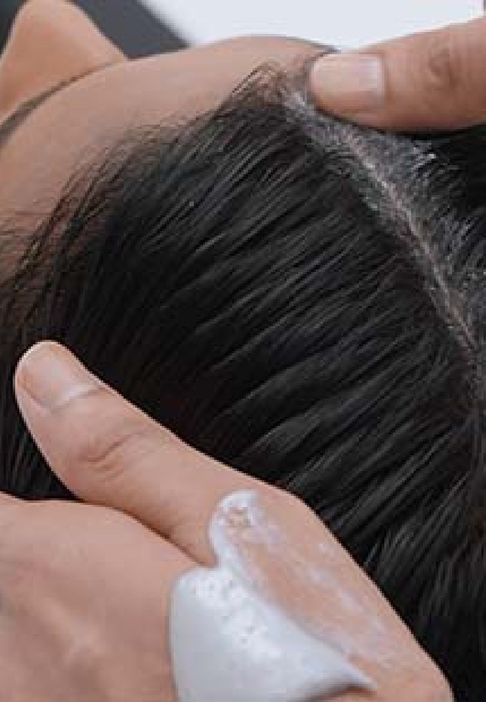 Gestos no couro cabeludo.