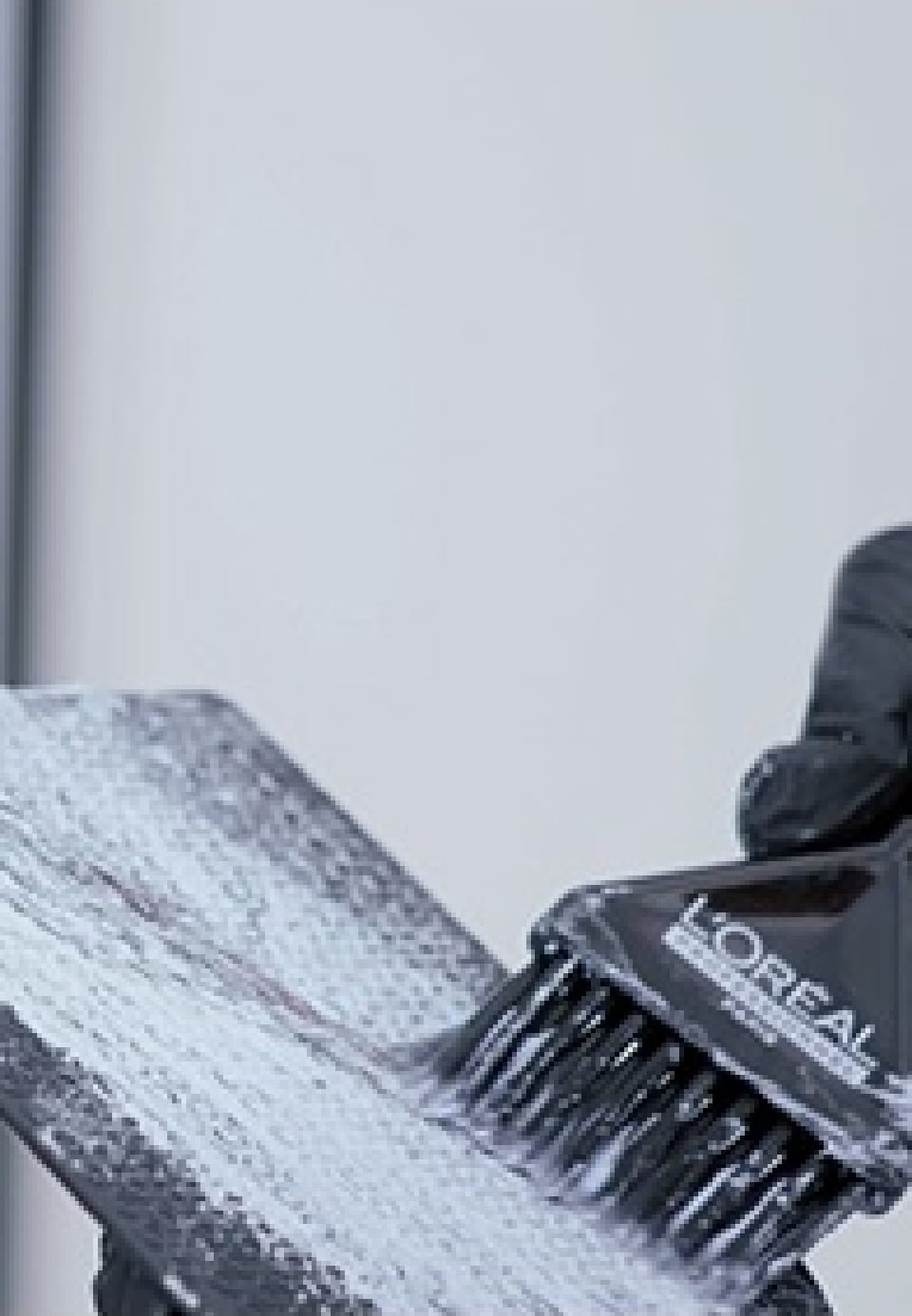 A técnica de aplicação de cor no cabelo.