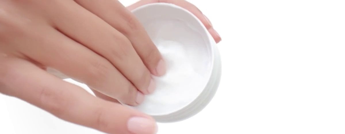 Demonstração de como aplicar uma máscara capilar de forma eficiente, garantindo uma cobertura uniforme e uma nutrição ideal para um cabelo saudável e brilhante.