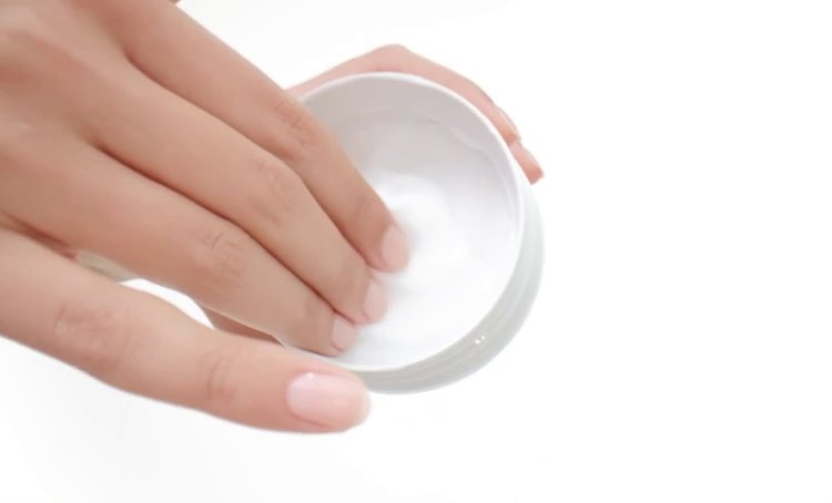 Demonstração de como aplicar uma máscara capilar de forma eficiente, garantindo uma cobertura uniforme e uma nutrição ideal para um cabelo saudável e brilhante.