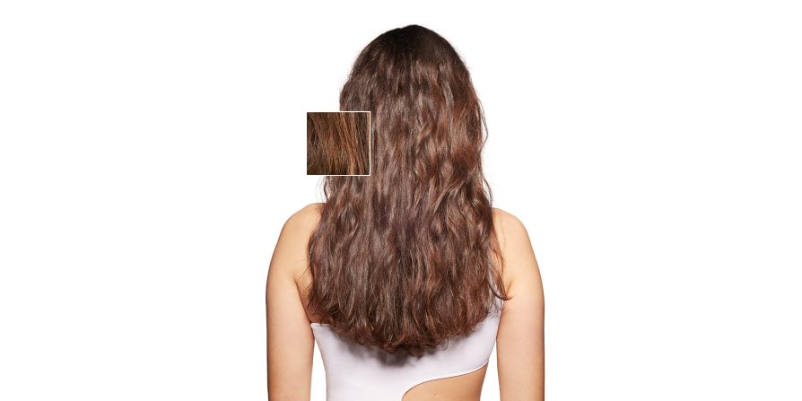 Cabelo visivelmente reparado após a utilização da Máscara Detox de Metais, apresentando fios mais lisos e fortes, protegidos contra os danos causados pela água dura e acumulação de metais no interior da fibra capilar.