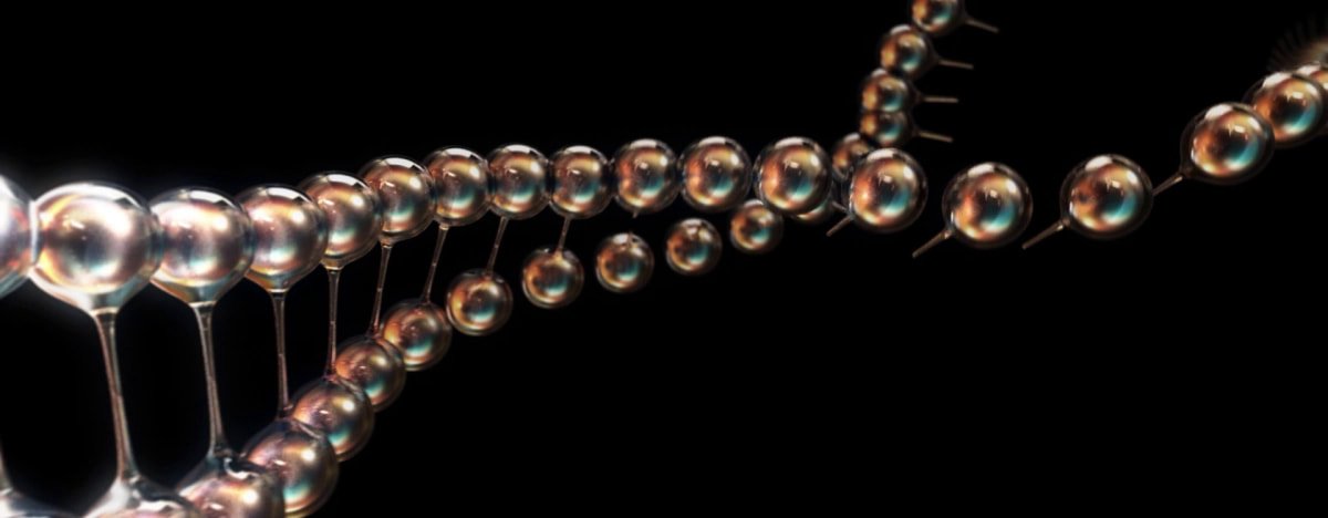 Análise molecular e antes e depois de uma mulher com cabelos longos e castanhos danificados, reparados graças a uma máscara nutritiva de reparação da estrutura capilar.