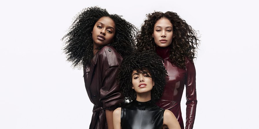 Três mulheres com diferentes tipos de cabelo encaracolado, ilustrando a versatilidade da rotina de cuidados capilares L’Oréal para todos os tipos de caracóis.