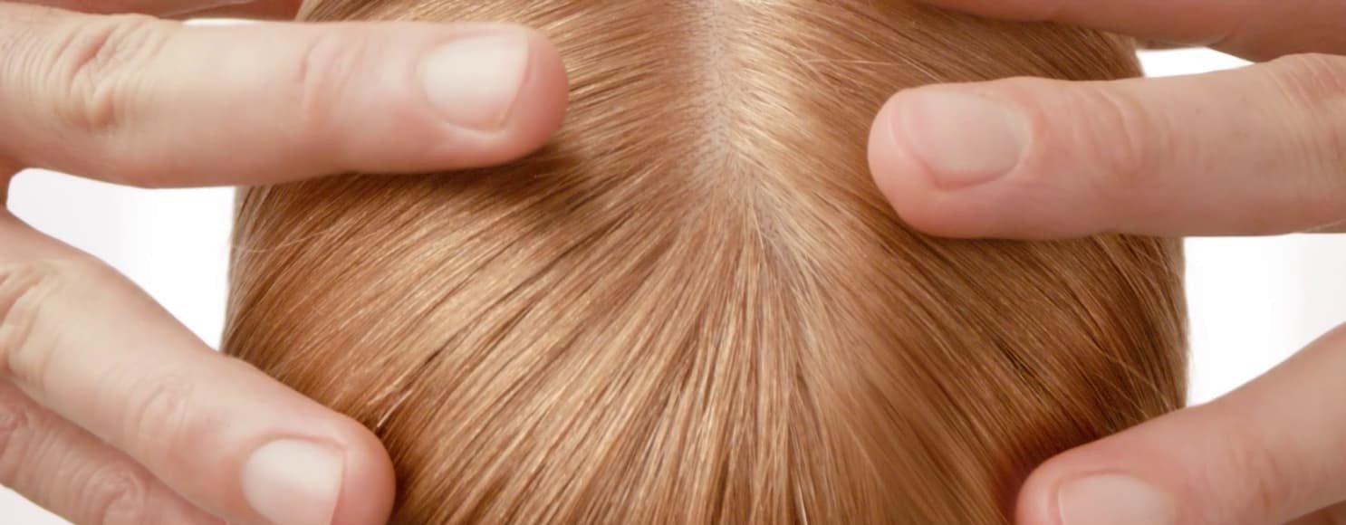 Imagem que mostra o cabelo e o couro cabeludo de uma mulher loira veneziana livres de caspa após seguir as recomendações dos especialistas.