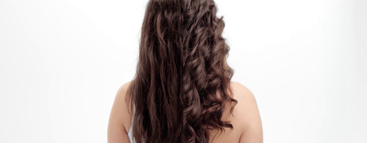 Passos para aplicar uma máscara capilar, mostrando como aplicar no comprimento e nas pontas, deixar atuar e depois enxaguar para nutrir e reparar profundamente o cabelo.