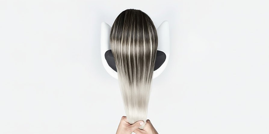 Máscara capilar para cabelos danificados, aplicada em madeixas castanhas com efeito ombré, para devolver o brilho e a saúde do cabelo, com efeito reparador profissional.