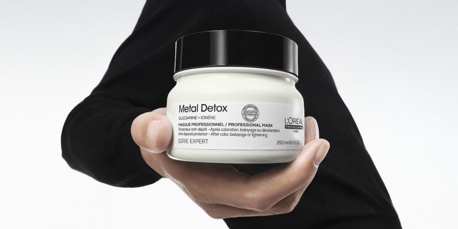 Imagem da máscara capilar Metal Detox da L’Oréal Professionnel, ilustrando a rotina de reparação definitiva para cabelos secos ou danificados que necessitam de força e brilho.
