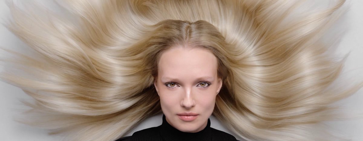 Mulher com o cabelo como raios de sol