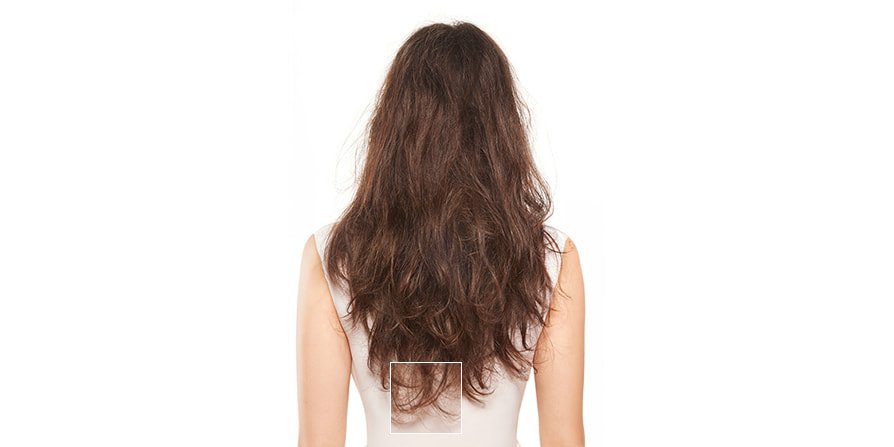 Antes e depois do tratamento das pontas espigadas numa mulher com cabelo comprido e castanho, mostrando pontas visivelmente mais suaves e saudáveis ​​após o cuidado específico.
