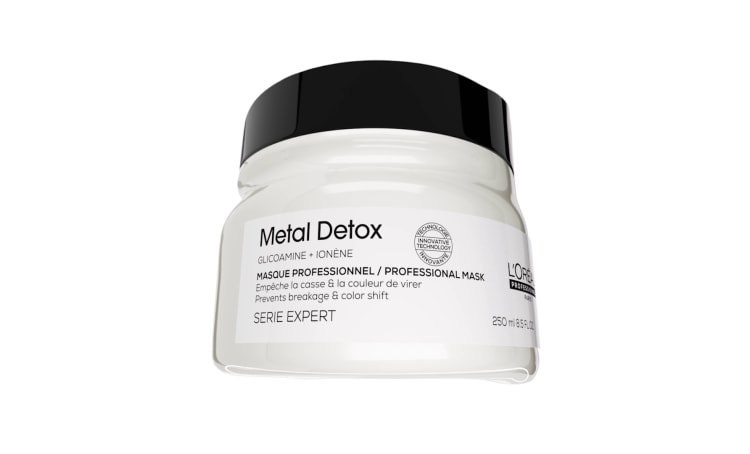Máscara capilar para todos os tipos de cabelo com ingredientes de fragrância como cítricos.