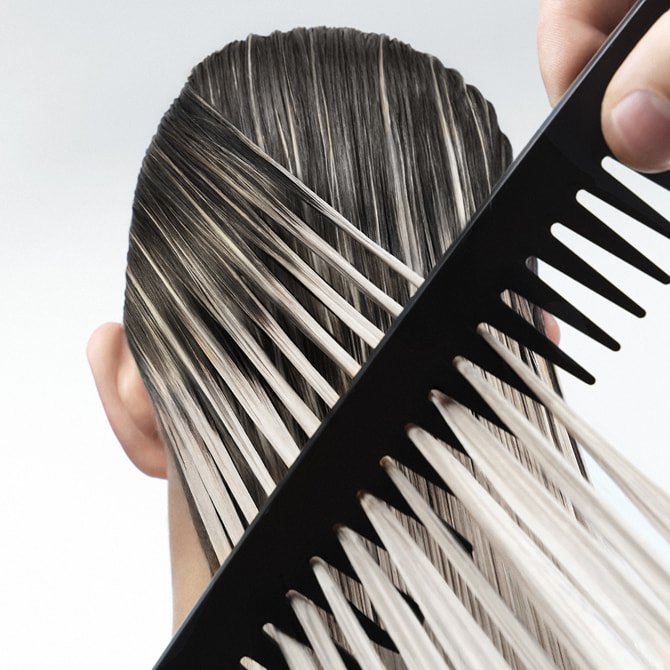 Máscara capilar para todos os tipos de cabelo, aplicada em longos cabelos castanhos com efeito ombré, para proporcionar uma reparação profunda e brilho profissional.