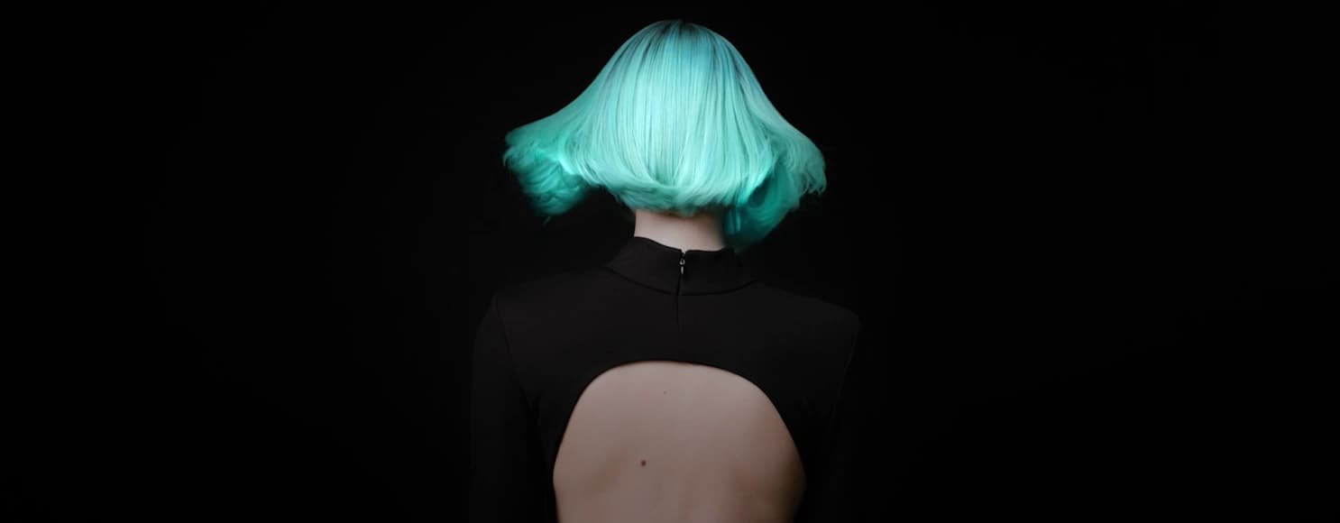 Imagem que mostra uma mulher com cabelo curto e colorido para ilustrar como escolher o secador de cabelo certo.