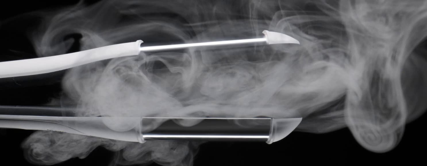 Imagem de grande plano do fluxo de vapor do SteamPod, mostrando como o vapor suaviza, protege e reduz os danos em todos os tipos e texturas de cabelo.