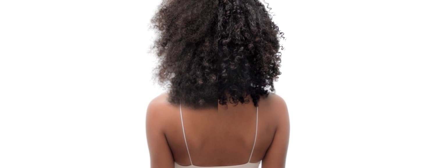 Imagem de uma mulher com cabelo encaracolado, mostrando o antes e o depois da transformação capilar com textura e definição de caracóis melhorada.