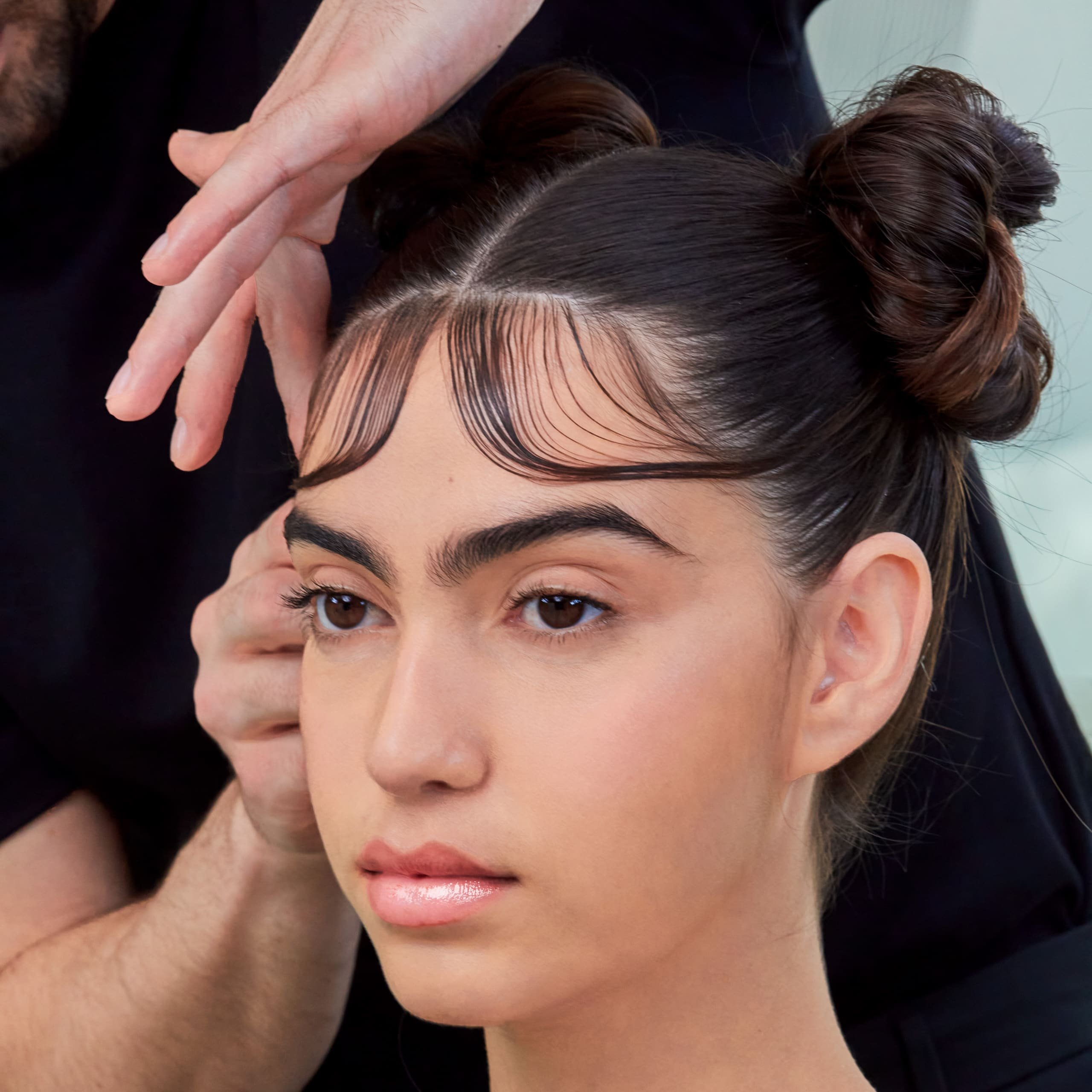 Imagem de um penteado feminino com dois coques.